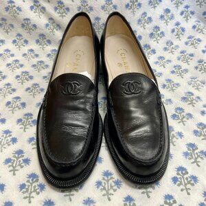 EUC CHANEL black leather loafers interlocking CC logo